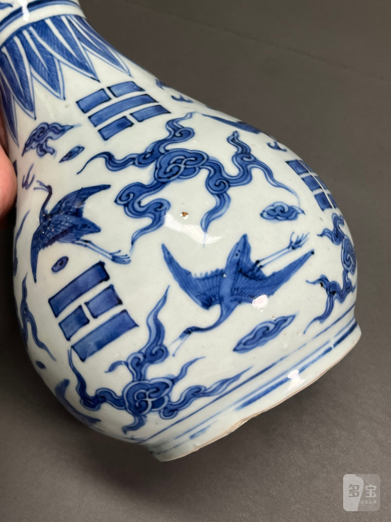 明万历  青花八卦云鹤纹蒜头瓶 - 图9